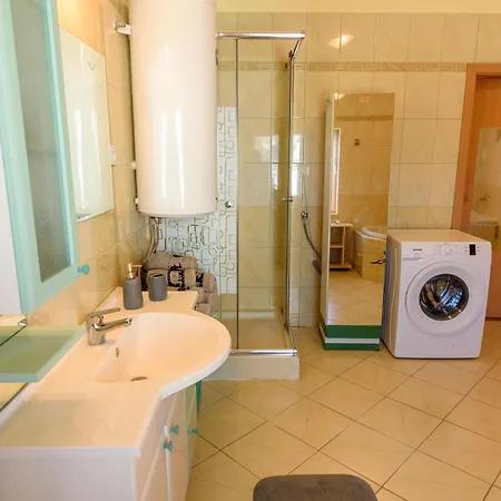 Lara Apartment Vir
