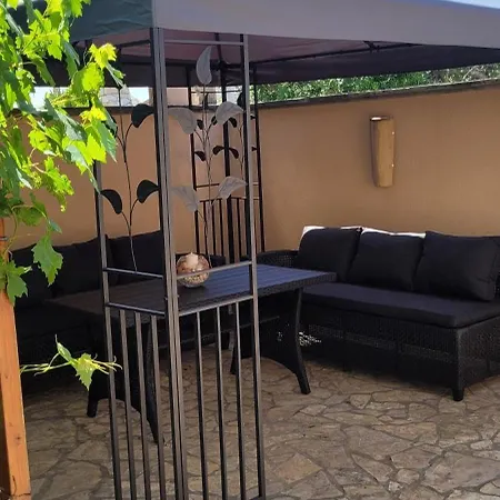 Lara Apartment Vir