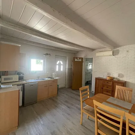 Lara Apartment Vir